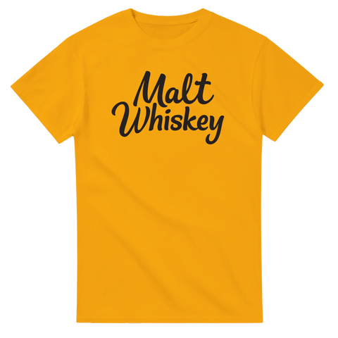 Gul t-shirt med texten "Malt Whiskey" i svart stilren font