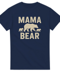 Mörkblå t-shirt med ett beige vintagetryck föreställande en björnmamma med två ungar och texten Mama Bear