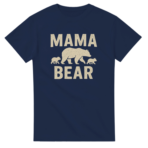 Mörkblå t-shirt med ett beige vintagetryck föreställande en björnmamma med två ungar och texten Mama Bear