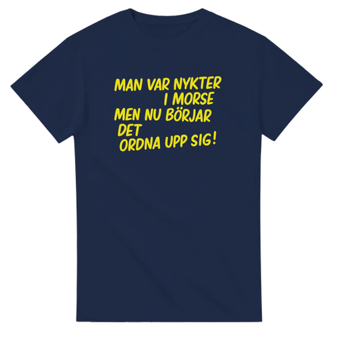 Man var nykter i morse t-shirt med gul text – marinblå