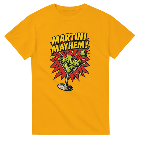 Gul t-shirt med färgglad martini-illustration och texten ”Martini Mayhem!”.
