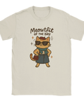 Beige t-shirt med tecknad katt i solglasögon, denimklänning och handväska, omgiven av glittrande detaljer. Text: “Meowtfit of the Day” – ett roligt motiv för kattälskare med stil.