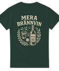 Grön t-shirt med texten "Mera Brännvin", samt illustration av en klassisk svensk snapsflaska, ett shotglas och dekorativa detaljer – perfekt för midsommar och fest
