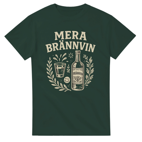 Grön t-shirt med texten "Mera Brännvin", samt illustration av en klassisk svensk snapsflaska, ett shotglas och dekorativa detaljer – perfekt för midsommar och fest