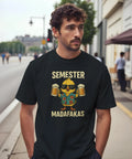 Miljöbild med t-shirt med kyckling i Hawaii-skjorta, solglasögon och ölglas samt texten "Semester Madafakas"