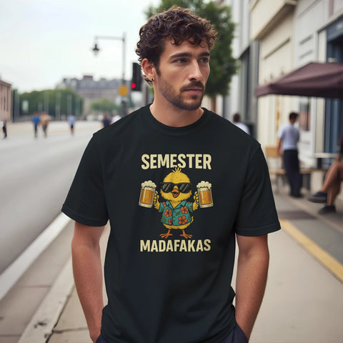 Miljöbild med t-shirt med kyckling i Hawaii-skjorta, solglasögon och ölglas samt texten "Semester Madafakas"