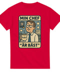 Röd t-shirt med illustration av utmattad kontorsarbetare som håller en kopp märkt "HJÄLP", med texten "Min chef är bäst"