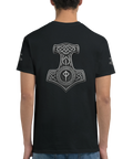 Svart t-shirt med ryggtryck av Tors hammare Mjölnir i nordisk design