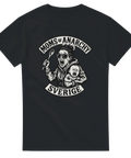 Svart t-shirt med en arg mamma med sked och bebis, texten "Moms of Anarchy – Sverige"