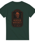 Grön t-shirt med fantasyinspirerad whiskey-etikett och texten ”Mordor Whiskey – Aged 120 Years”.