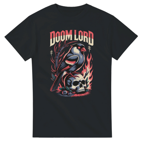 Cool t-shirt med retro metaldesign föreställande fågel på dödskalle i eld och texten Doom Lord