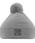 Rolig mössa med texten “Fixar det sen”. Perfekt för prokrastinerare och tidsoptimister med humor.