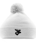 vit mössa med bolltofs och broderat älghuvud