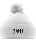 vit mössa med bolltofs och broderat i love u-motiv
