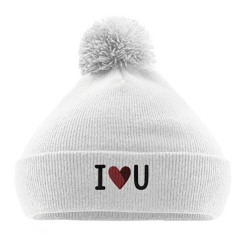 vit mössa med bolltofs och broderat i love u-motiv
