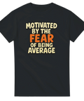 Svart t-shirt med texten ”Motivated by the Fear of Being Average” i retrostil