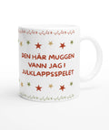 vit julmugg med röd text den här muggen vann jag i julklappsspelet och stjärnor