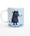 Frostdemonen motiv på vit keramikmugg, rolig vintrig design.