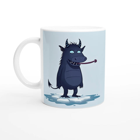 Frostdemonen motiv på vit keramikmugg, rolig vintrig design.