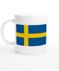 Keramisk mugg med svensk flagga på vit bakgrund