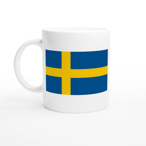 Keramisk mugg med svensk flagga på vit bakgrund