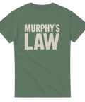 Grön t-shirt med stort vitt texttryck: Murphy’s Law – perfekt för dig som gillar ironiska och humoristiska plagg