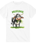 Vit t-shirt med humoristiskt motiv av en glad ko som tuggar gräs och texten MUUUMS i grönt – perfekt för djurälskare och lantlivsentusiaster.