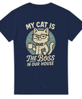 Blå t-shirt med tecknad katt i glasögon och fluga, hållandes en kaffekopp, med texten “My cat is the boss in our house”