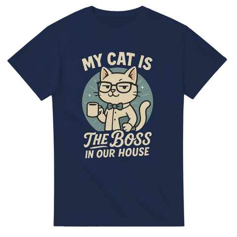Blå t-shirt med tecknad katt i glasögon och fluga, hållandes en kaffekopp, med texten “My cat is the boss in our house”