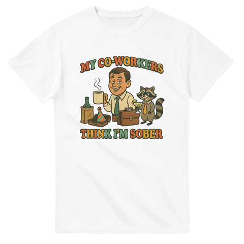Vit t-shirt med retroillustration av man med kaffe och spritflaskor samt texten ”My Co-Workers Think I’m Sober” – perfekt för kontorshumor och after work.