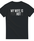 Svart t-shirt med vit och grå text “My Wife Is Psychotic” – rolig och ironisk partröja.