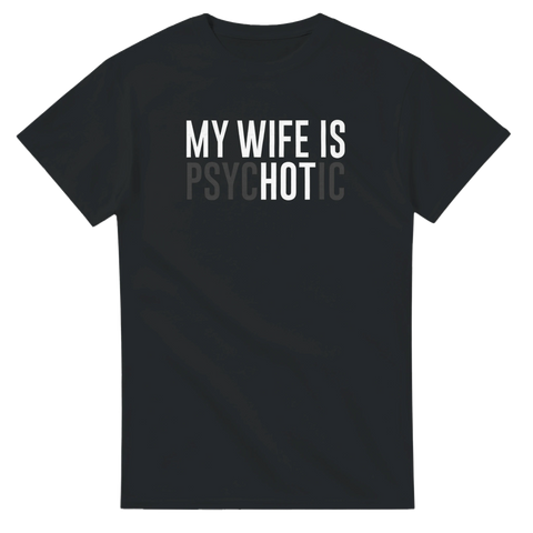 Svart t-shirt med vit och grå text “My Wife Is Psychotic” – rolig och ironisk partröja.