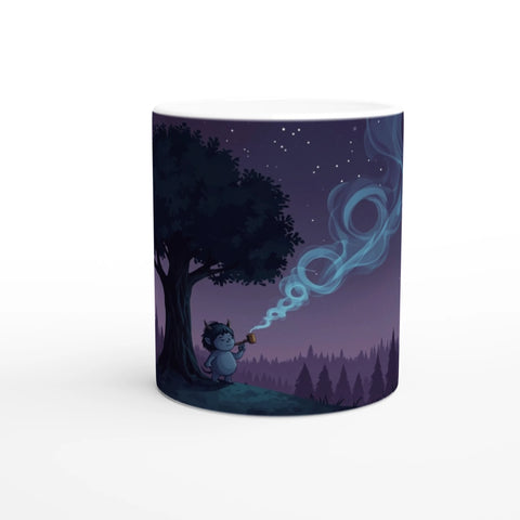 mystisk mugg med litet troll som blåser rök i nattskog