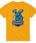 Gul t-shirt med blå älg som håller öl och texten ”När älgen är blå är ölen kall”.