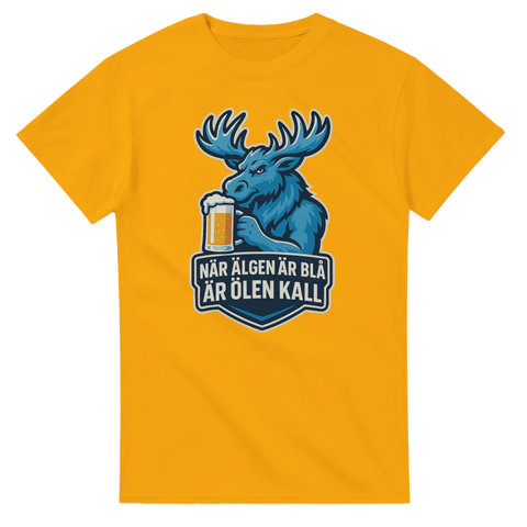 Gul t-shirt med blå älg som håller öl och texten ”När älgen är blå är ölen kall”.