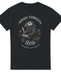 Svart T-shirt med en lunnefågel i regnkappa skriver med fjäderpenna, med texten "Nordic Currents – Shirty – Thinking Bird Squad".