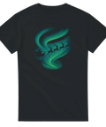 T-shirt med grafiskt motiv av tomten och renar som flyger genom norrsken, svart tröja