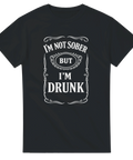 Svart t-shirt med vit vintage-typografi “I’m not sober but I’m drunk”.
