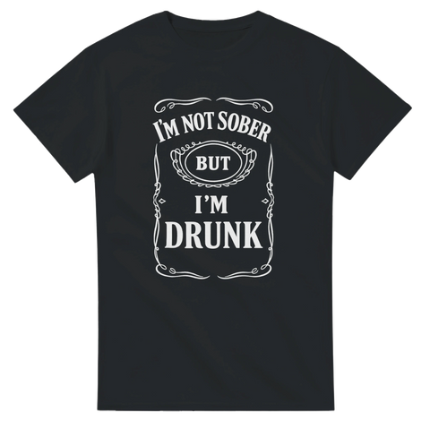 Svart t-shirt med vit vintage-typografi “I’m not sober but I’m drunk”.