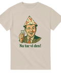 Beige t-shirt med retroillustration av man med snaps och texten ”Nu tar vi den!”.