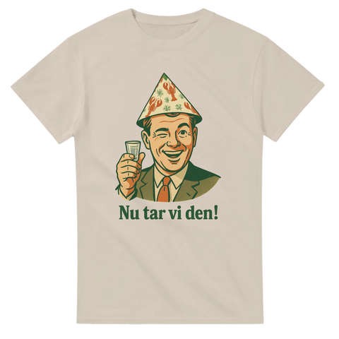 Beige t-shirt med retroillustration av man med snaps och texten ”Nu tar vi den!”.