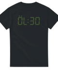 Svart t-shirt med grön digital klocka och texten "ÖL:30"
