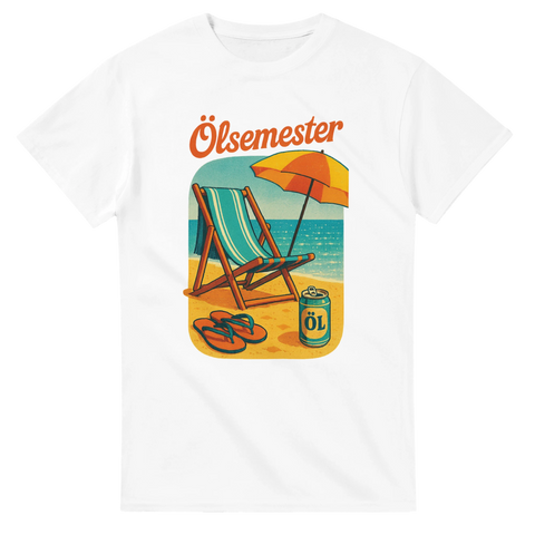 Vit t-shirt med solstol, parasoll och ölburk, texten ”Ölsemester”.