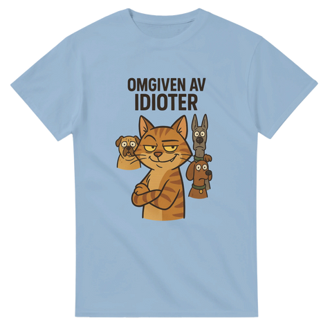 Lurig katt med hundar i bakgrunden och texten "OMGIVEN AV IDIOTER" på ljusblå t-shirt