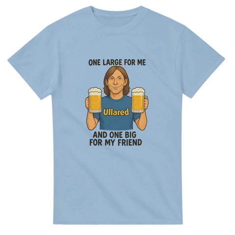 Ljusblå t-shirt med rolig illustration av Ola-Conny från Ullared som håller två stora öl och texten ”One large for me and one big for my friend – Ullared”.