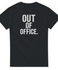 Svart t-shirt med vit text ”Out of Office” – humoristisk tröja för semesterläge