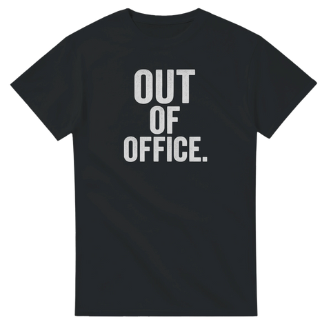 Svart t-shirt med vit text ”Out of Office” – humoristisk tröja för semesterläge