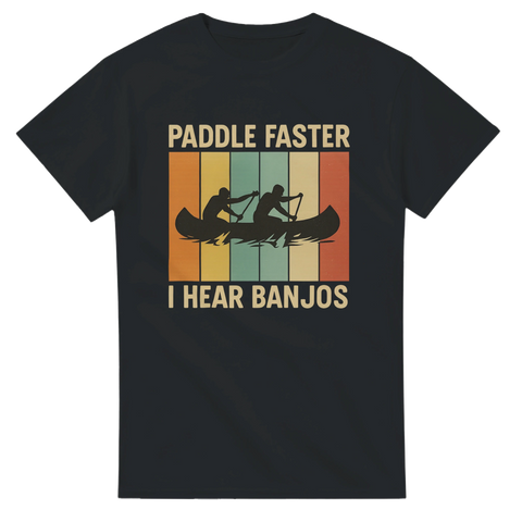 Två personer i kanot med texten "Paddle Faster – I Hear Banjos" i retrostil på svart t-shirt.