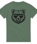 Grön t-shirt med svart tryck av björn med solglasögon och texten Papa Bear