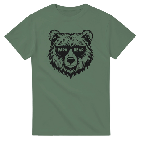 Grön t-shirt med svart tryck av björn med solglasögon och texten Papa Bear